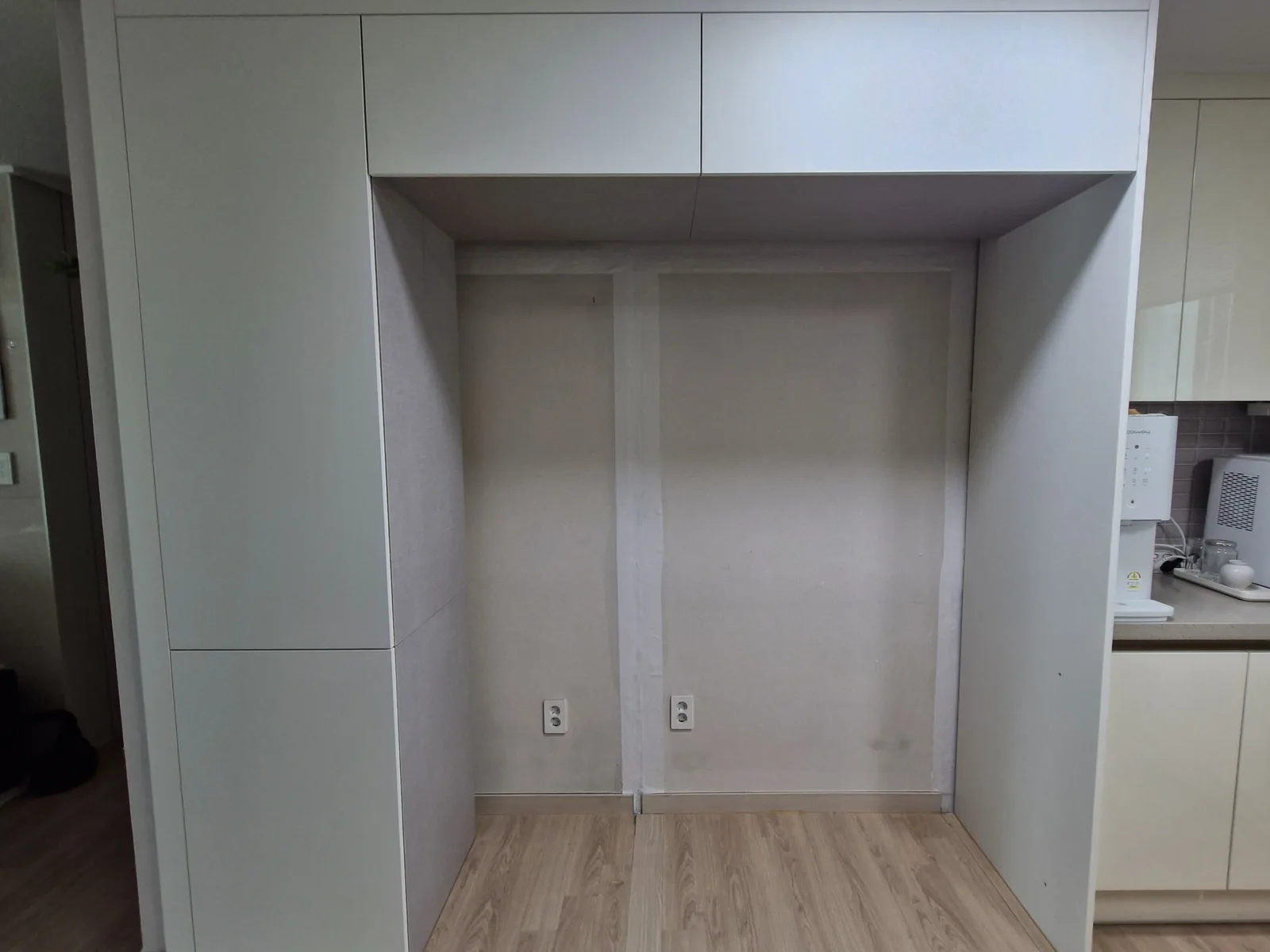 검정 트림으로 마감된 냉장고장 상단 라인